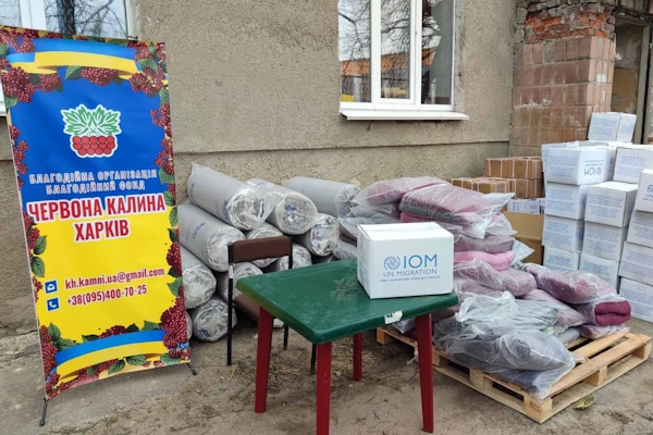 Гуманитарная помощь от IOM Ukraine: одеяла, матрасы, подушки, наборы посуды для переселенцев.