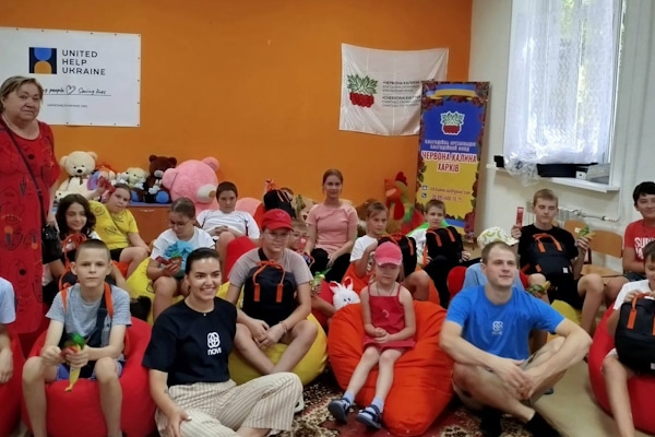 Діти на святі, організованому аніматорами, сидять задоволені після веселих ігор