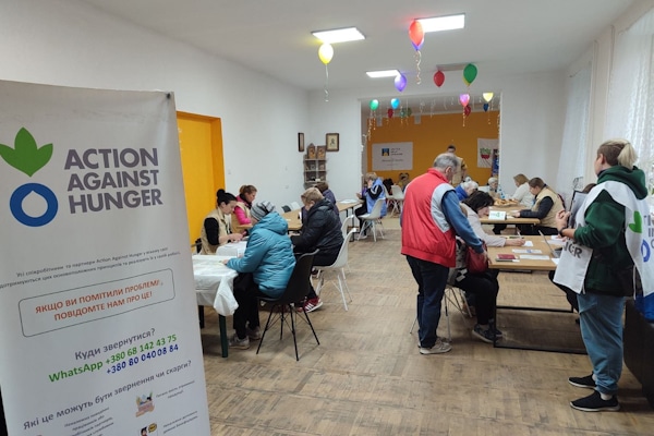 Видача продуктових сертифікатів переселенцям Дворічанської громади від Action contre la Faim.